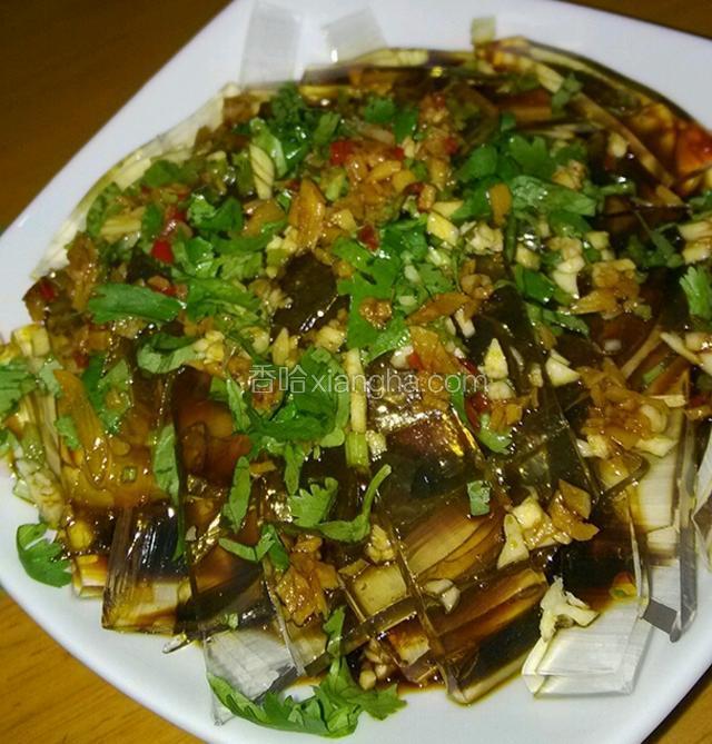 香菜，生蒜蓉倒入海石花中，淋上调味汁拌匀即可