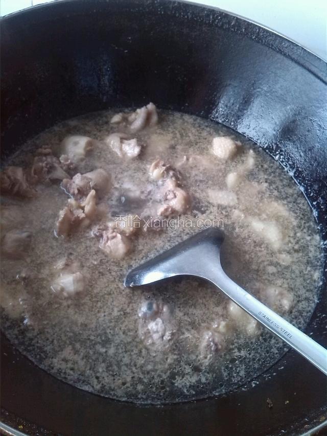 和凉水同时放入锅中烧开煮十分钟捞出控水