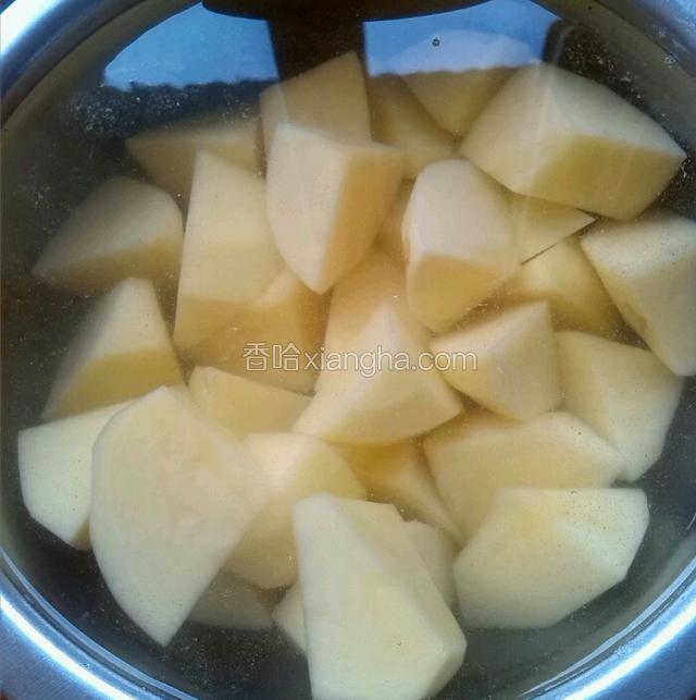土豆去皮切块泡在凉水中