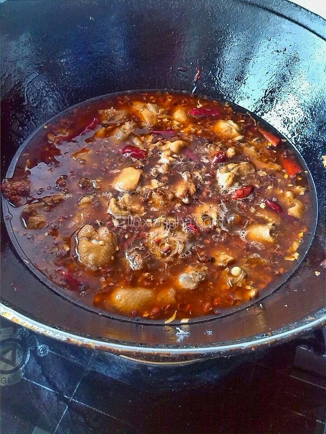 加入开水煮至鸡肉七成熟：