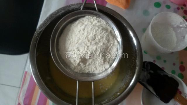 打匀加入过筛低筋面粉