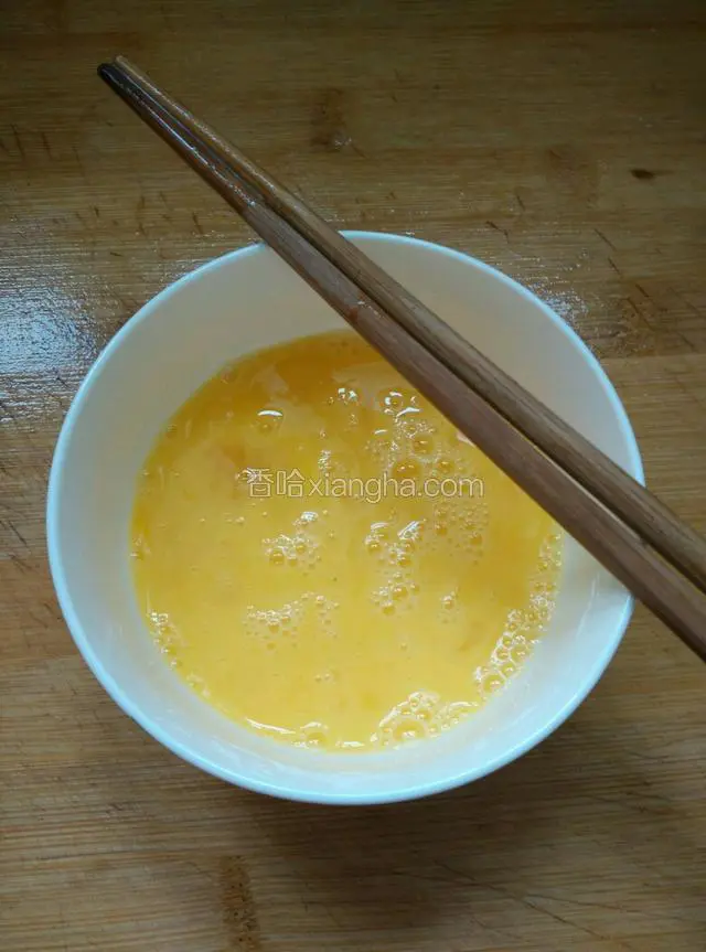 鸡蛋放少许盐打散备用