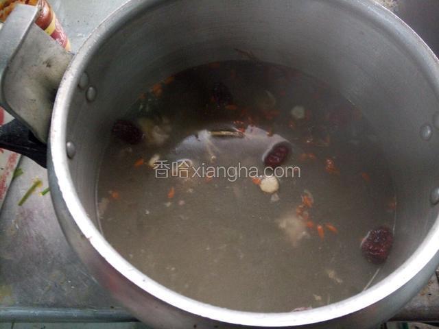 将材料倒入 加有开水的高压锅，开中火‘上气二十分钟后关火，打开盖子，调入盐、鸡汁，调好味