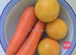 胡萝卜柳橙汁的做法图解1