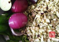 茄子洋葱辣椒水饺的做法图解1