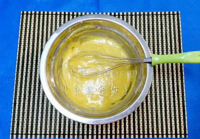 篩入低筋麵粉拌至無顆粒，切勿過度攪拌以免起筋，再加入朗姆酒拌勻