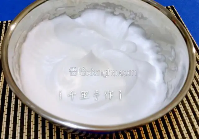 蛋白加入檸檬汁電動打蛋器打至粗泡，第一次加1/3細砂糖，打至有較濃密的細泡再加1/3細砂糖，打發至出現紋路加入餘下的1/3細砂糖，打至蛋白能拉起小尖三角的干性發泡狀態