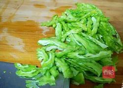  花生米拌苦瓜的做法图解1