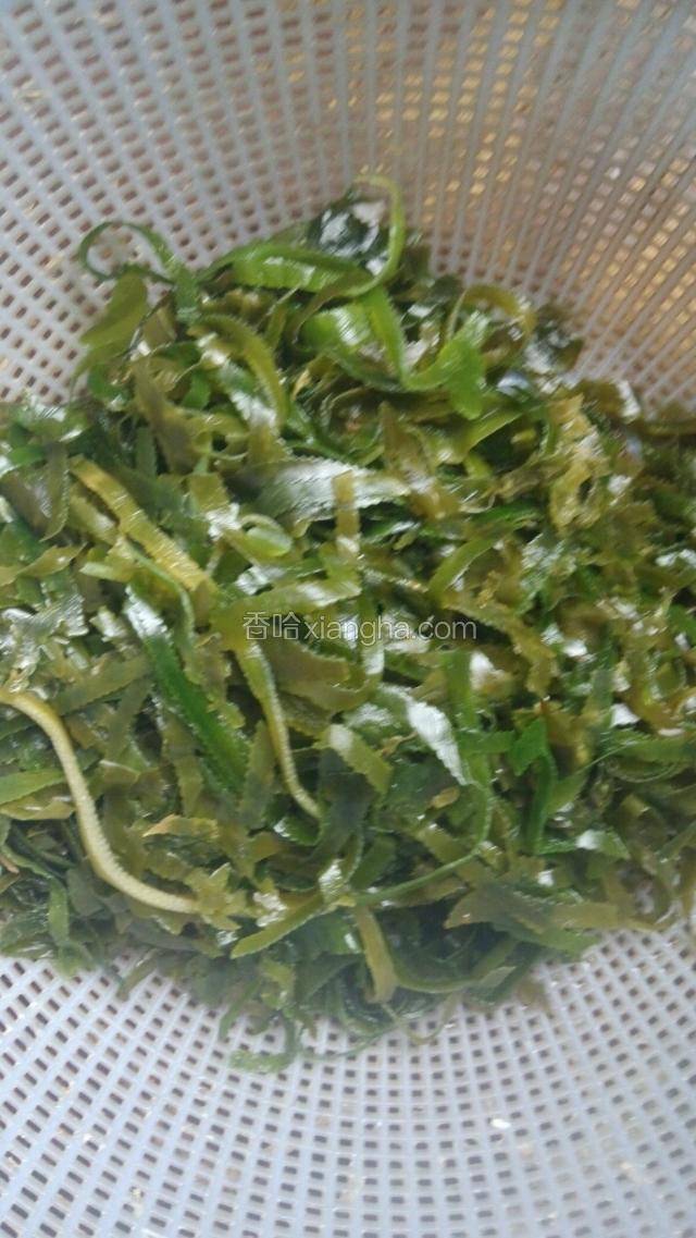 把干海带提前泡发，洗净滤水备用
