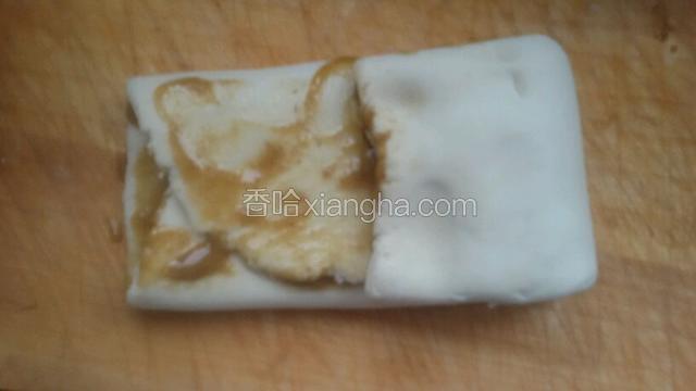 抹少许油酥面左右在重叠。