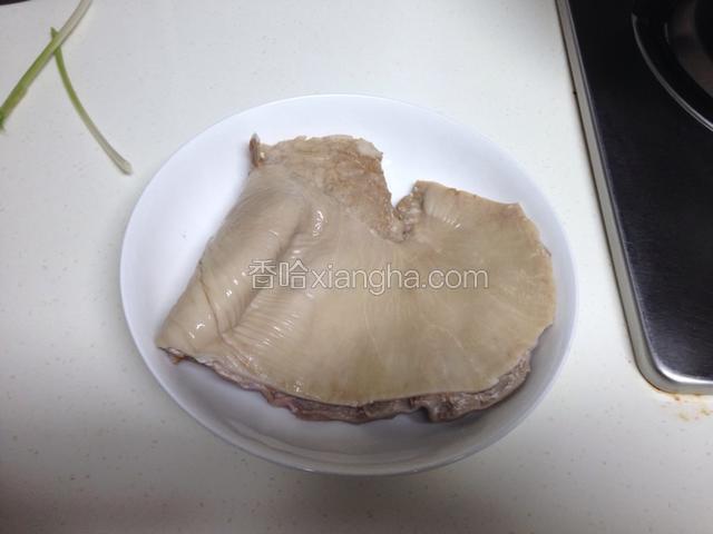 将猪肚洗净，切半边备用