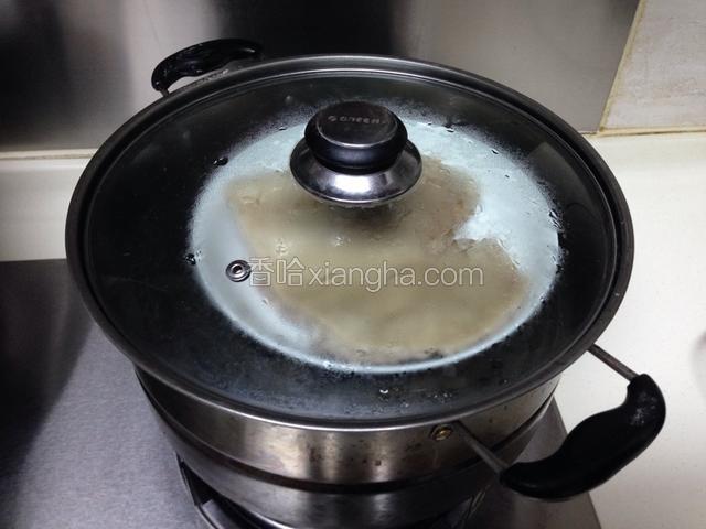 将猪肚放到蒸锅里蒸熟