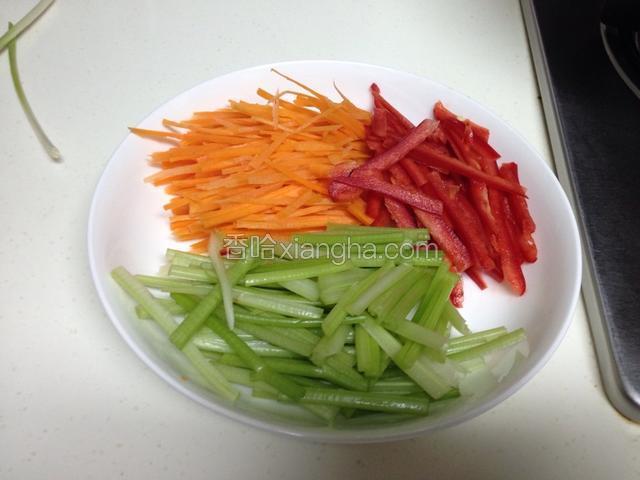 猪肚切丝，越细越好；胡萝卜、芹菜、辣椒切丝；姜切丝，蒜切片。