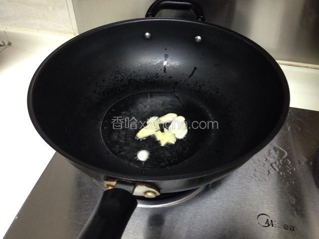 锅内放油，爆香姜蒜