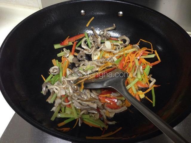 猪肚放入锅内翻炒均匀，加盐、胡椒粉调味即可出锅