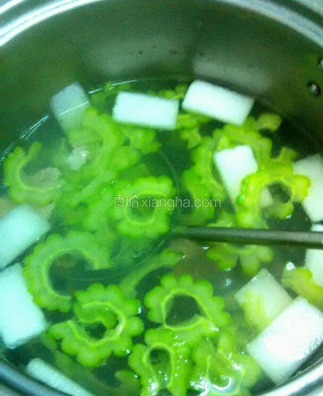 开火烧水，水开了把几种材料一起倒进去煮，煮开了中火再烧两三分钟就好了，加盐调味