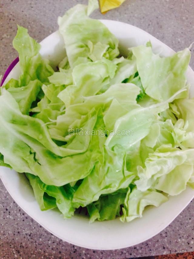 包菜用手撕小片，白色的硬梆子不要。洗净沥干。