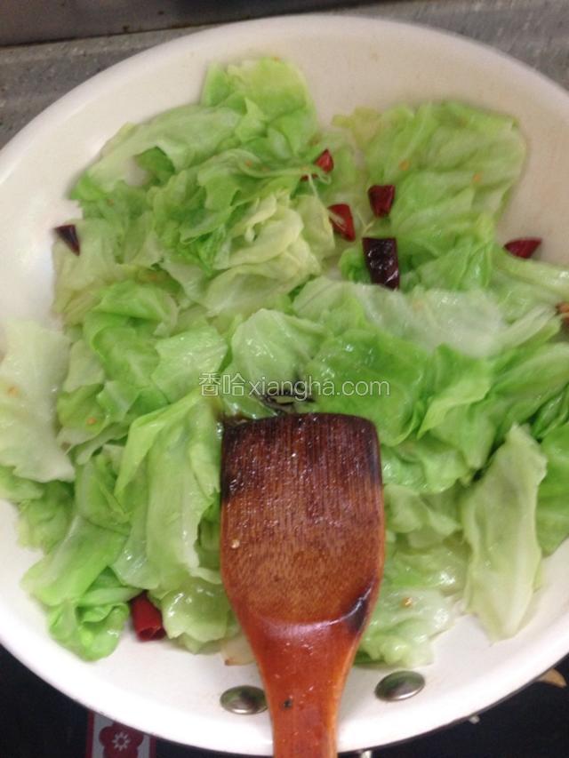 包菜炒一分钟软了之后，撒盐、糖调味。