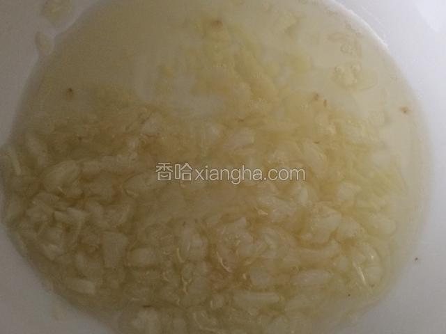 油烧热，浇在蒜末上，激发出蒜香；