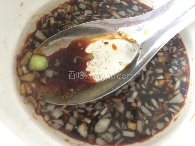 放入其他调味料，混合成均匀料汁；
