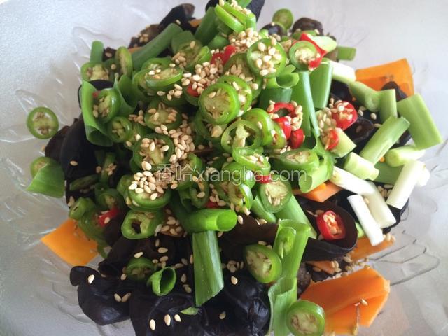 在撒些熟的白芝麻；