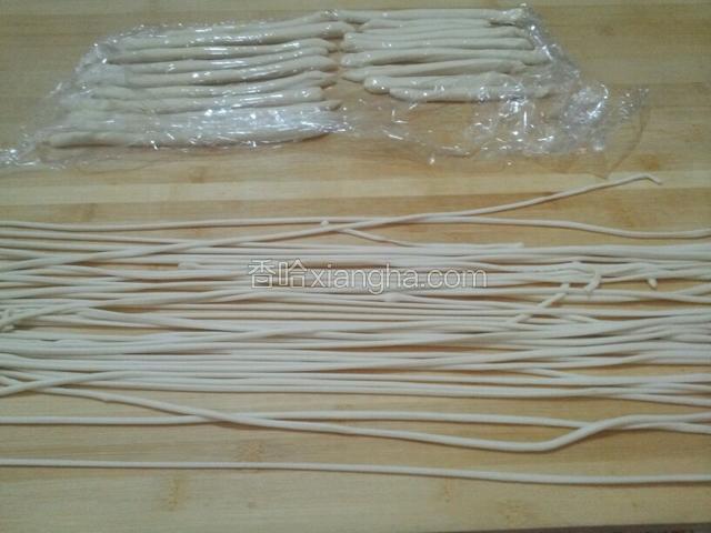 初学者可一根根拉，放一起不用怕粘，有油，入锅搅动可开
