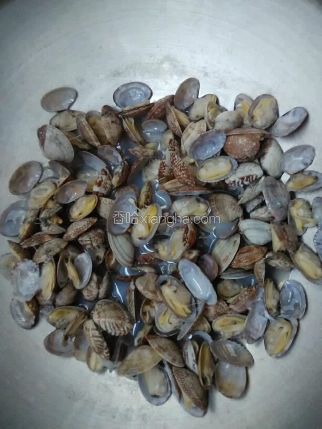 把蛤蜊洗干净放入锅里加水煮熟，倒处即可，