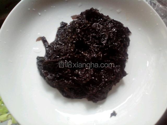 紫菜泡发洗好备用