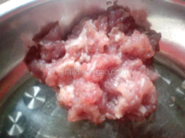 瘦肉洗好切碎