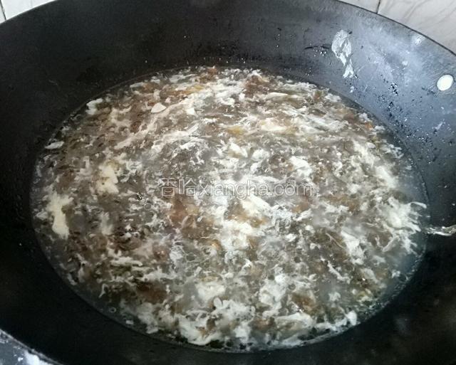 锅里烧开水放入油，紫菜，瘦肉，鸡蛋