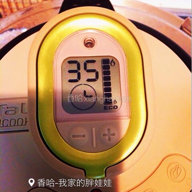 盖上锅盖 设定35分钟，高压锅出声一分钟以后，开小火