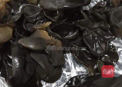 酸辣黑木耳的做法图解1