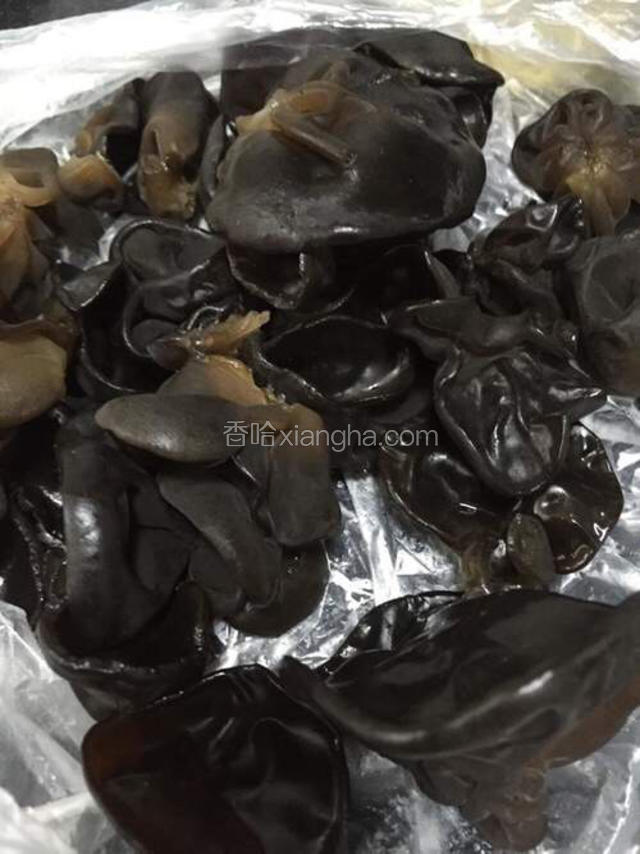 准备新鲜黑木耳洗干净，撕一小块备用