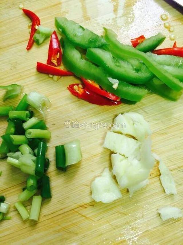 准备好，青椒丝，葱姜蒜，红辣椒