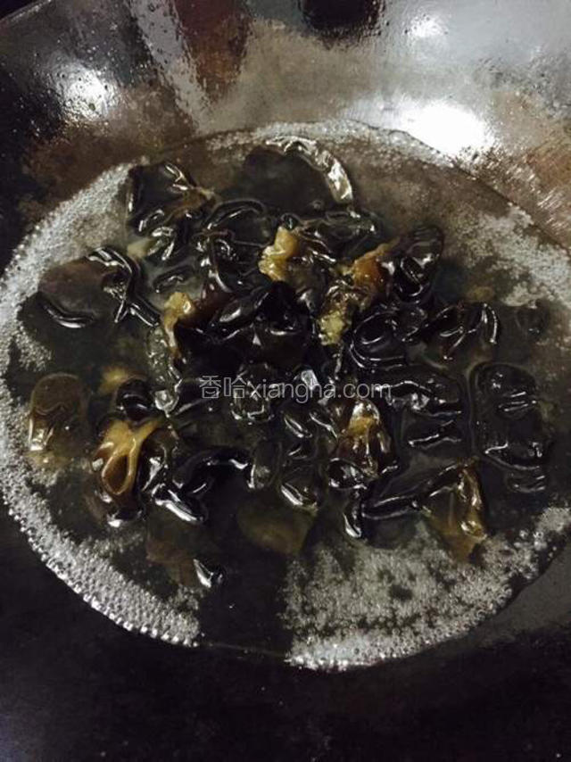 锅中水烧开，放入黑木耳烫半熟捞出来