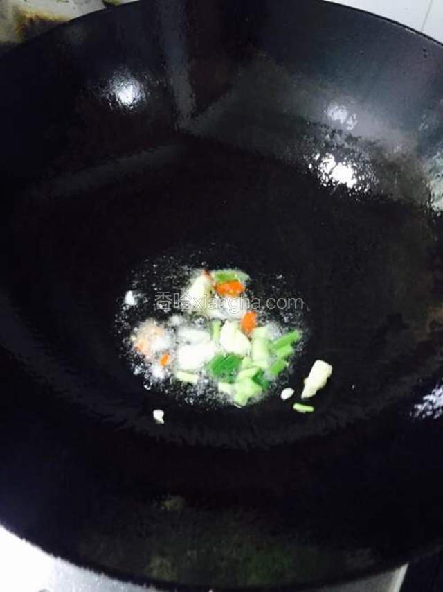 锅中放油，葱姜蒜红辣椒爆香