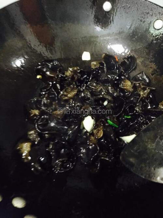 爆香后加入烫好的黑木耳，青椒，盐，味极鲜糖翻炒两下，最后醋