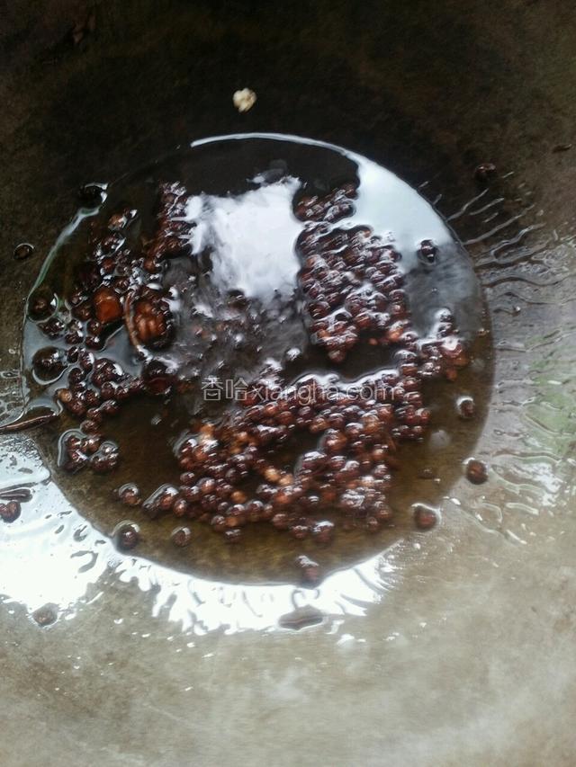 炒锅放香油。炸花椒。