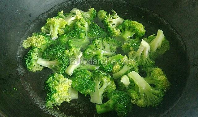 锅中加水烧开，放入盐，油，西兰花，焯熟