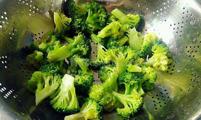 冷开水中过凉，捞出并沥水