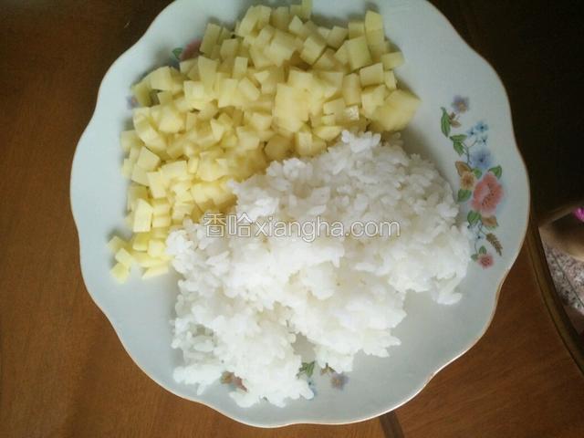 土豆切丁，准备好米饭
