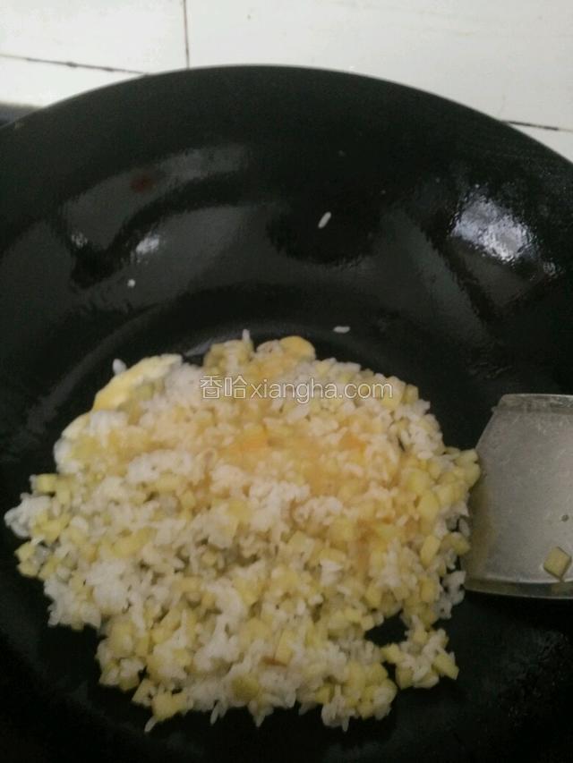 等米饭炒散后倒入事先打好的鸡蛋