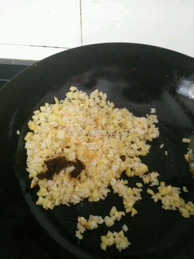 加适量的盐，胡椒粉（我用的是白胡椒，不放胡椒粉也可以）翻炒后加入海天招牌拌饭酱