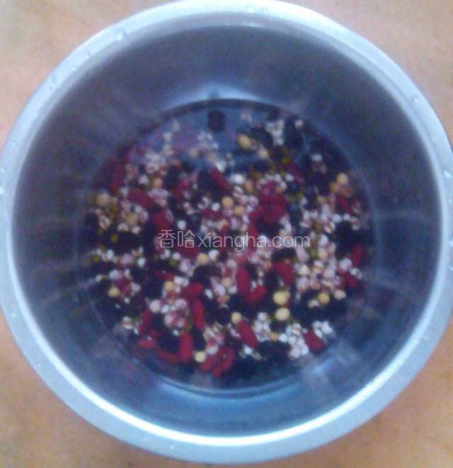 把所需的豆洗干净。