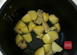 电饭煲/红烧鸡腿土豆的做法图解2