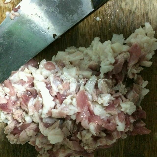 将猪肉切碎，最好选择肥瘦相间的猪肉，吃起来比较香～