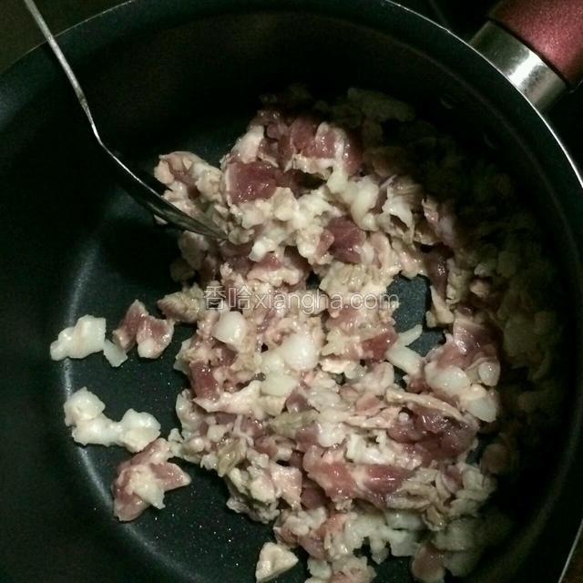 加入少许油，先放肉下去爆炒。