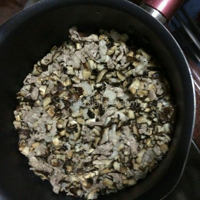 肉炒到七成熟后，随后放入香菇，继续爆炒，将之炒熟。