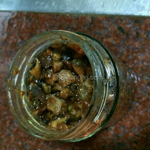 用空玻璃瓶子（比如装黄豆酱的瓶子）盛装，旋紧后放入高压锅里压（高压锅里要装些水），大概压10分钟，就完成啦。