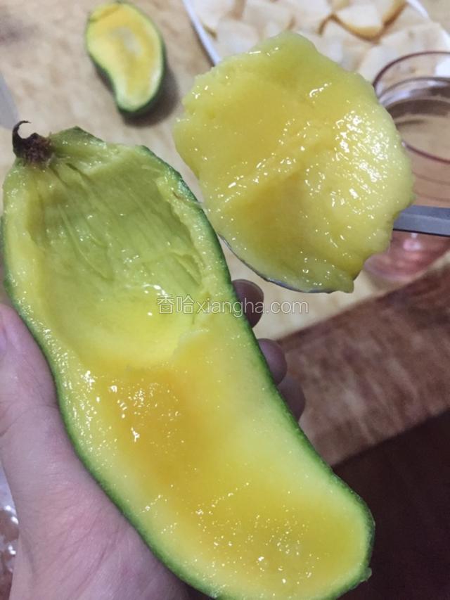 取芒果果肉